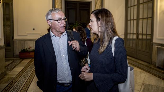 Imagen del alcalde de Valencia. Joan Ribó, y la portavoz socialista, Sandra Gómez