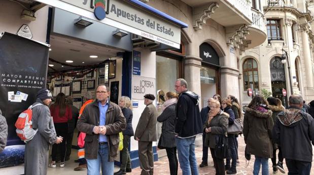Compradores en una Administración de Loterías de Valencia