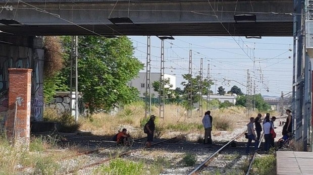 Pasajeros de Cercanías esperan en las vías de la estación de Getafe Industrial
