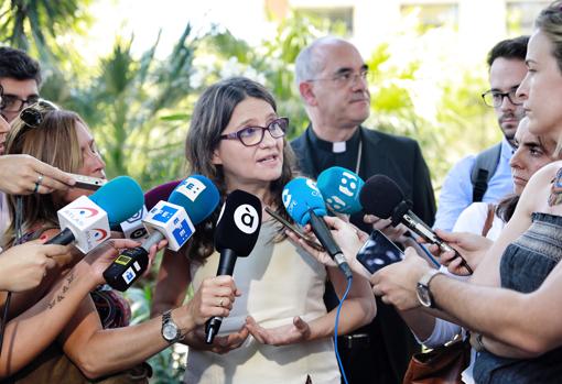 Imagen de la vicepresidenta Oltra y el obispo Ros tomada este jueves
