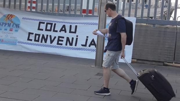 Un turista leyendo un folleto informativo