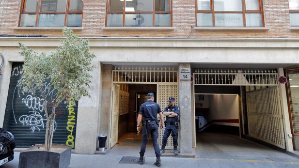 Imagen de los agentes ante la sede de Divalterra