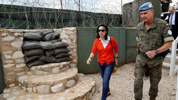 La ministra de Defensa, Margarita Robles, en su visita al Líbano, junto al General de Brigada José Luis Sánchez, Jefe de la Brigada Multinacional Este, de la Brigada Aragón