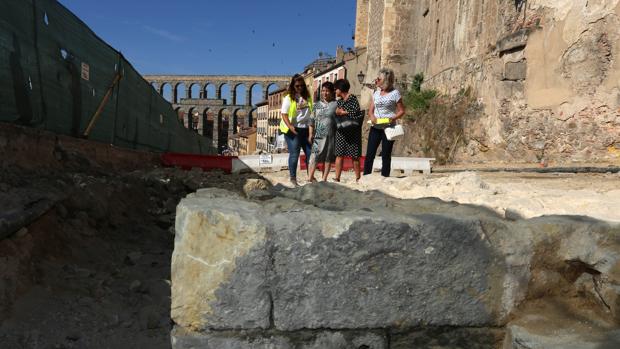 La alcaldesa de Segovia, Clara Luquero, informa sobre la aparición de vestigios del cubo medieval de la muralla bajo las obras de la calle San Juan
