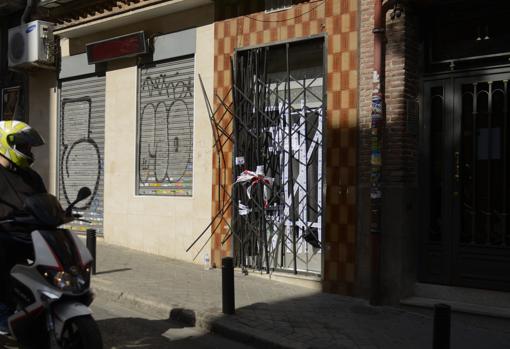 El cierre del local en el que vivían, precintado y roto