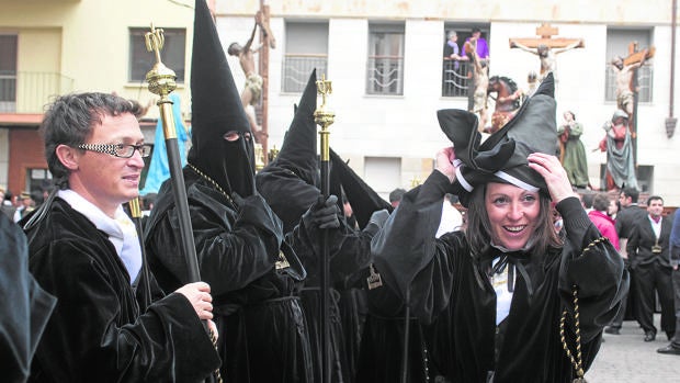 Una mujer participa en la procesion de la cofradía del Santo Entierro