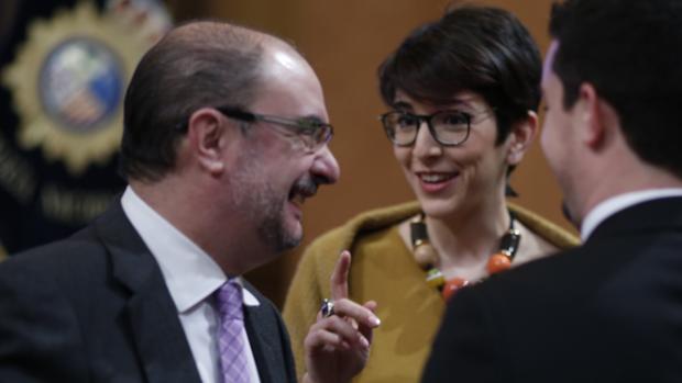Lambán, junto a la presidenta de las Cortes de Aragón, Violeta Barba, de Podemos