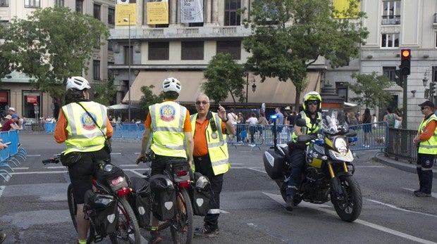 Voluntarios de Protección Civil y un policía municipal, en el Orgullo Gay