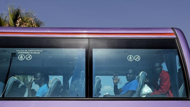Imagen del autobús que ha desplazado a los inmigrantes hasta el aeropuerto de Valencia