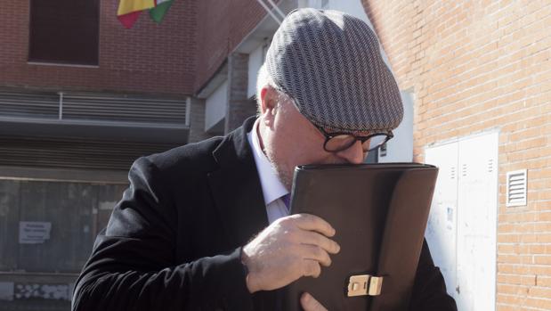 El comisario José Manuel Villarejo tras prestar declaración en el juzgado de Estepona (Málaga) en 2016