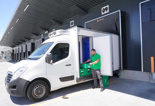 Imagen de uno de los repartidores del servicio «online» de Mercadona