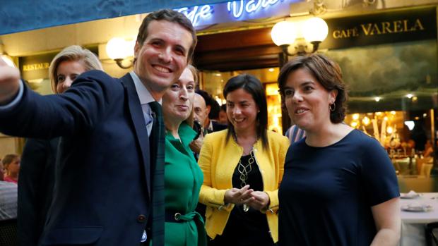 Casado y Santamaría, a la salida de una cena que mantuvieron junto al resto de políticos del PP en Madrid hace unas semanas