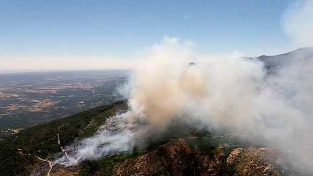 La simultaneidad de los tres incendios han hecho que se declare el nivel 2 de peligrosidad