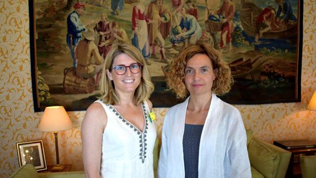 Fotografía facilitada por la Generalitat, de la ministra de Política Territorial y Función Pública, Meritxell Batet, y la consellera de la Presidencia de la Generalitat, Elsa Artadi, tras el encuentro que mantuvieron ayer en Madrid