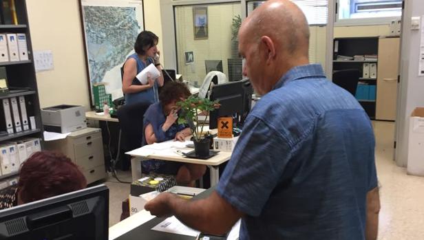 Momento en el que Silva presenta el escrito en el registro e la UAB