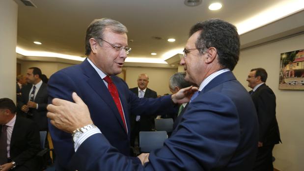 Silván y Ulibarri se saludan en una imagen de archivo