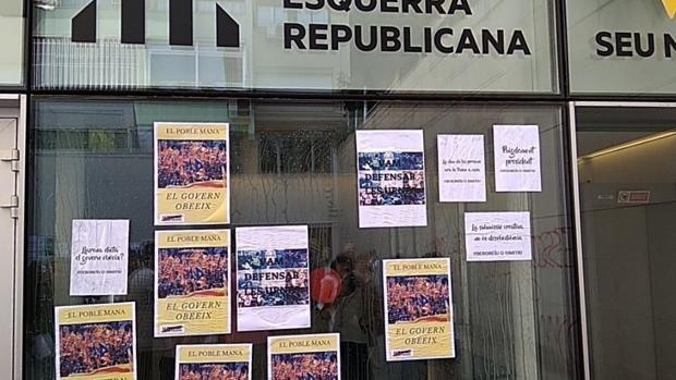 Carteles de los CDR en la sede de ERC