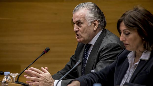 El extesorero del PP Luis Bárcenas, durante una comisión de investigación de Les Corts Valencianes