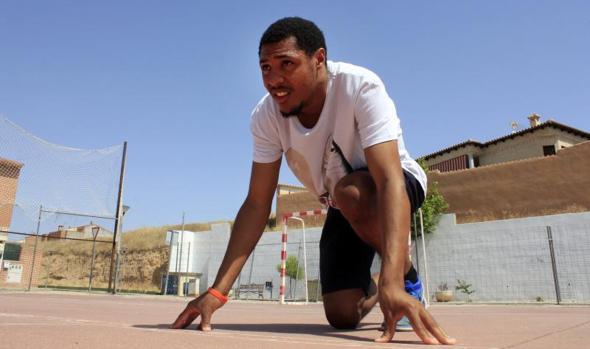 Christian Epitié en las pistas deportivas de Chozas de Canales, el pueblo toledano en el que vive desde hace once años