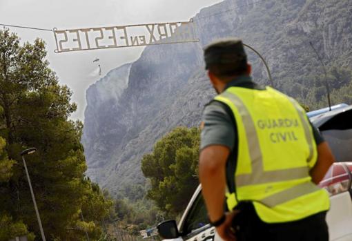 Un guardia civil observar las tareas de extinción