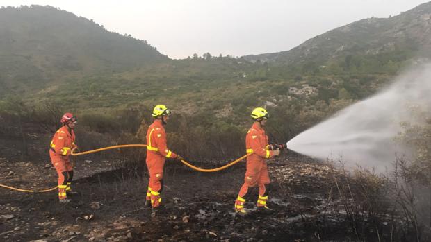 Efectivos de Bomberos trabajando en el incendio entre Barx y Pinet