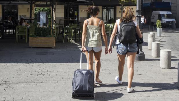 Dos jóvenes turistas, en el centro de la capital