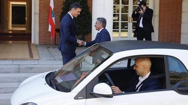 El presidente de Cantabria, Miguel Ángel Revilla, llega en el coche de un amigo al Palacio de la Moncloa, en su reunión con Pedro Sánchez el pasado mes