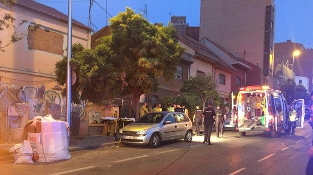 La Policía Nacional y el Samur en el lugar de uno de los apuñalamientos