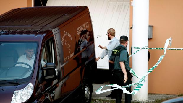 Efectivos policiales junto a la casa en la que fue asesinada Ana Belén Varela