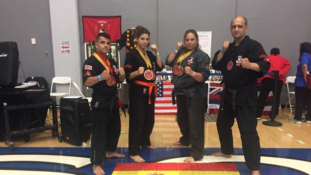 Cristina Álvarez (tercera por la izquierda), campeona del mundo de kajukenbo, junto a sus compañeros de clubs con sus medallas en el mundial de San Francisco