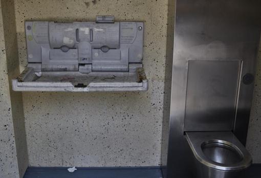 El aseo ubicado junto a la estación de Sierra de Guadalupe sirve de «narcosala» a los toxicómanos. El cambiador de bebés sirve para apoyar los metales donde se calientan las dosis