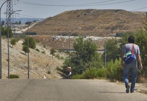 Dos presuntos toxicómanos descienden por el camino que conduce a las cocheras de Metro para llegar hasta la Cañada