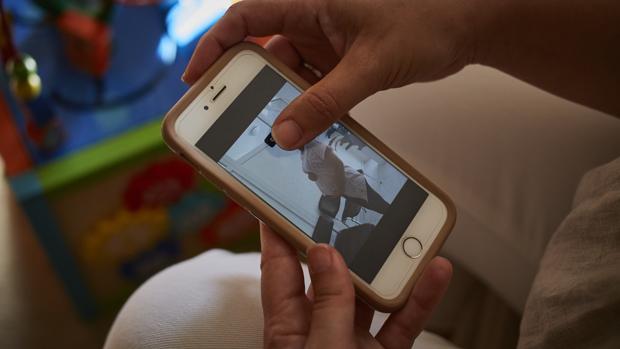 Una mujer sigue desde España la evolución del embarazo de una gestante voluntaria en Ucrania