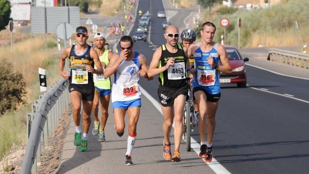 Varios corredores en la XXXIX edición de esta Media- Maratón