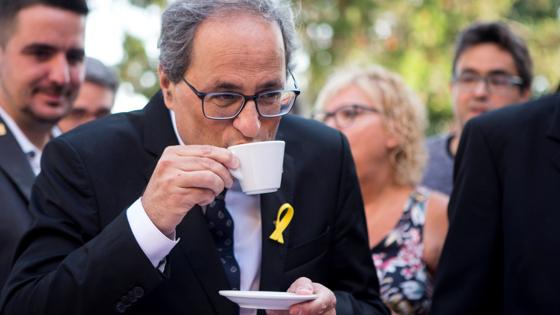 El presidente catalá, Quim Torra, toma café en la ofrenda floral de este martes
