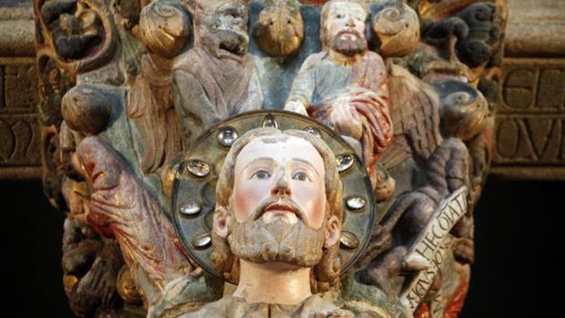Primer plano de la escultura del Apóstol Santiago, que preside la nave central del Pórtico