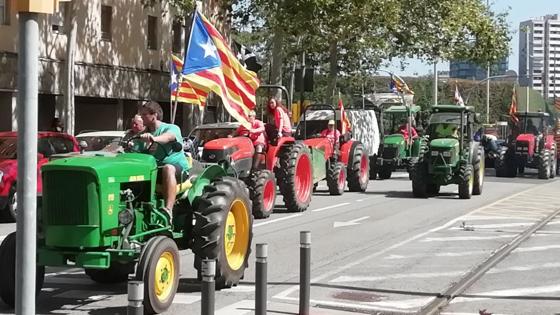 Tractores por la Diagonal de Barcelona, se dirigen a la manifestación de la Diada