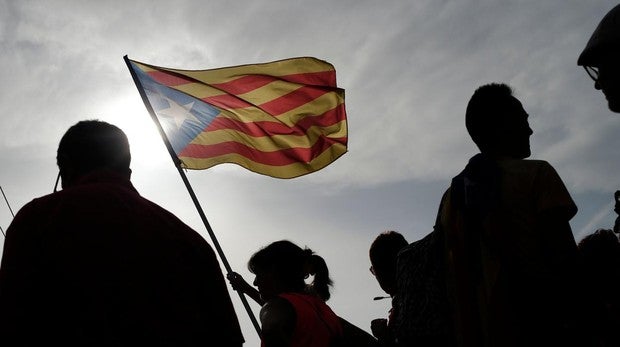 Manifestantes portan una estelada