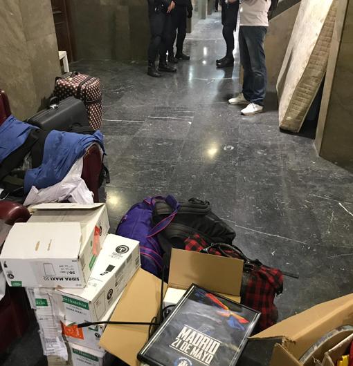 Estado del interior del edificio okupado, con la Policía dentro