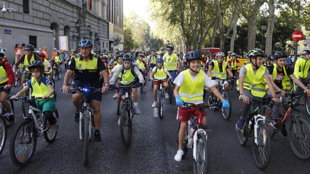 Escolares del proyecto stars recorren el paseo del Prado en el Día Sin Coches del año pasado