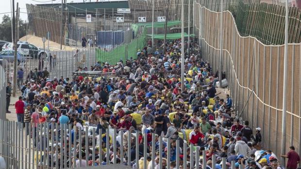 Cientos de porteadores a la espera de cruzar el paso del «Barrio chino» en Melilla