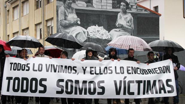 Exalumnos del seminario de La Bañeza protestan en 2017 por los abusos cometidos por el mismo párroco