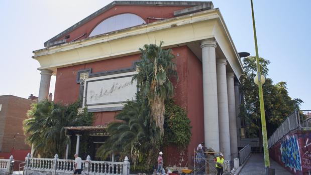 Los obreros taladran, el pasado jueves, una de las columnas de la antigua discoteca Paladium