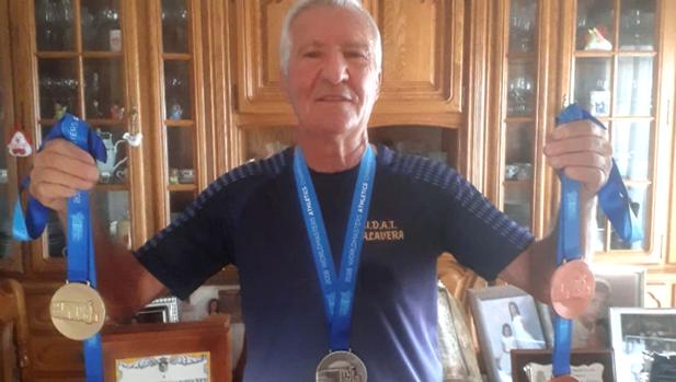 Antonio Mohedano, con las medallas ganadas