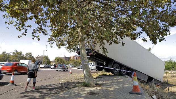 Situación del camión tras la salida de la vía en Valencia