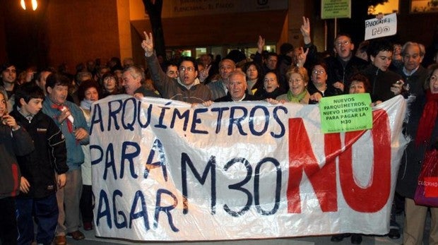 Protesta vecinal en el barrio del Pilar, en 2006, contra la instalación de parquímetros