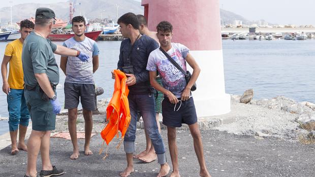 Efectivos del Servicio Marítimo de la Guardia Civil y de Salvamento Marítimo han rescatado hoy cerca de la costa de Granada a un total de 120 persona
