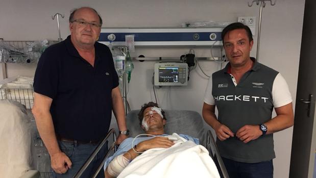 El doctor González Masegosa y el anestesista Jesús Cuesta junto con el torero Manuel Escribano
