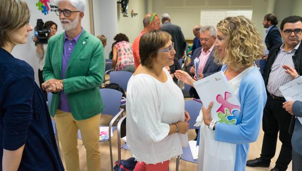La consejera de Familia, Alicia García, con los representantes del Consejo de Servicios Sociales