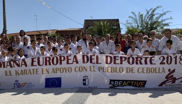 Casi 80 karatecas han participado en un acto de solidaridad en Cebolla